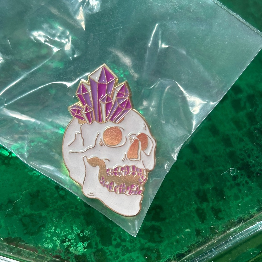 Crystal skull pin 💀✨